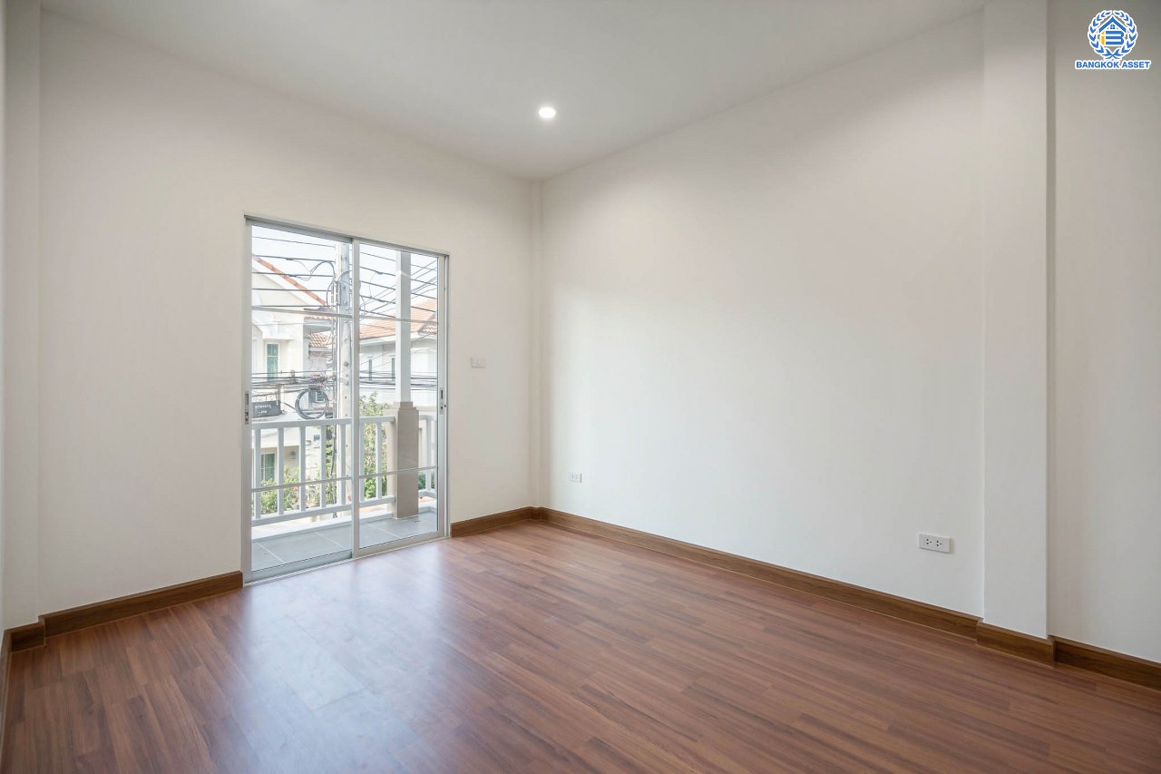 บ้านมือสองตกแต่งใหม่ แบรนด์ Property Perfect ม.เดอะวิลล่า ราชพฤกษ์-ท่าอิฐ ทาวน์เฮ้าส์ เนื้อที่ 18 ตร.ว. ฟังก์ชัน 3 ห้องนอน 2 ห้องน้ำ 1 ที่จอดรถ บนทำเลเชื่อมต่อทั้งถนนรัตนาธิเบศร์ และถนนราชพฤกษ์ และเพียง 10 นาทีถึงรถไฟฟ้า "สถานีบางรักน้อยท่าอิฐ"